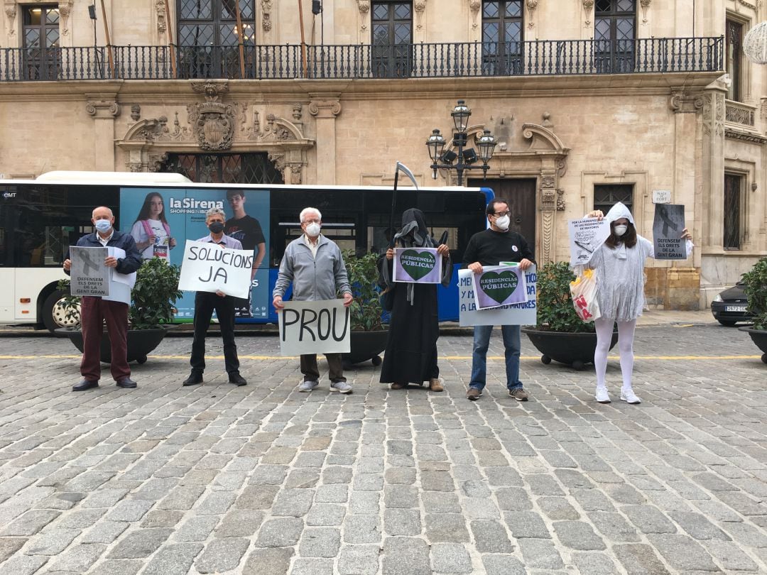 Concentración frente a Cort por la salud física y emocional de la gente mayor en las residencias públicas