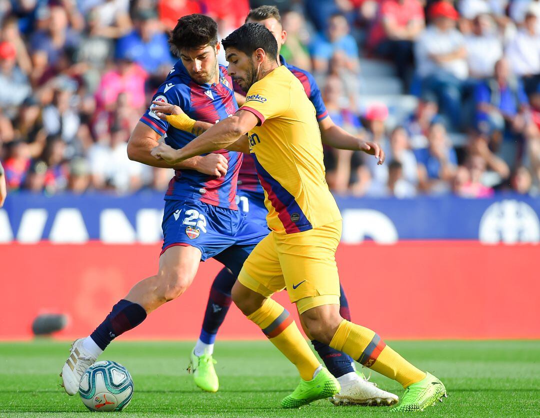 Melero y Suárez disputan un balón