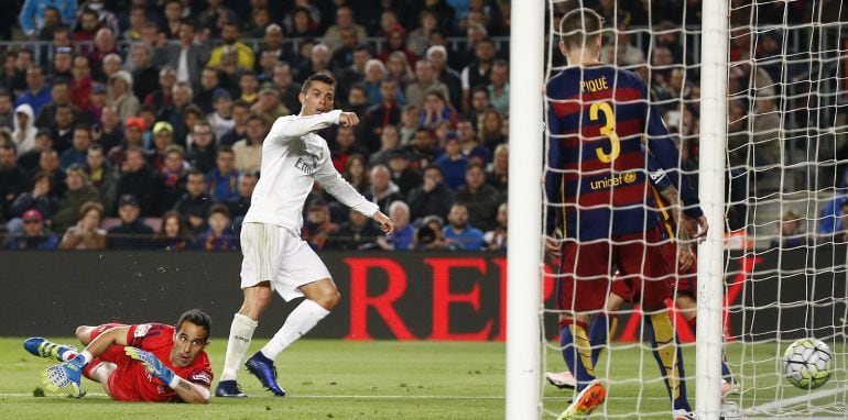 Cristiano Ronaldo marca el segundo tanto del Real Madrid en el Camp Nou.