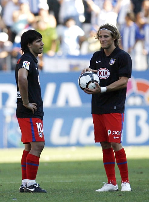 Forlán y Agüero, impotentes tras recibir tres goles del Málaga