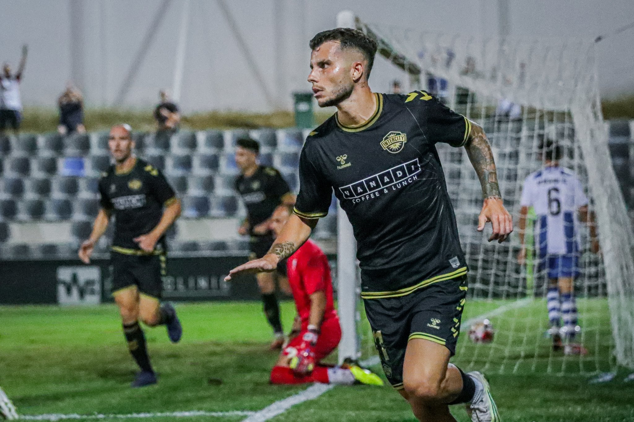 Pol Roigé celebra su gol marcado al Alcoyano