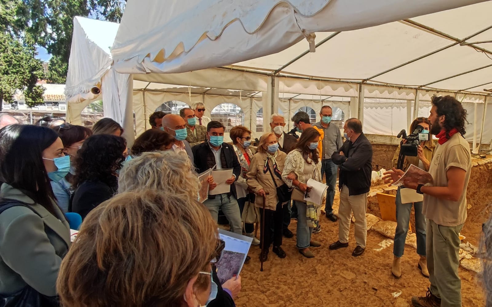 Daniel Quiroga, coordinador de la intervención en las fosas comunes del Cementerio de La Salud en Córdoba, explicando la intervención que llevan a cabo a autoridades y familiares de personas represaliadas