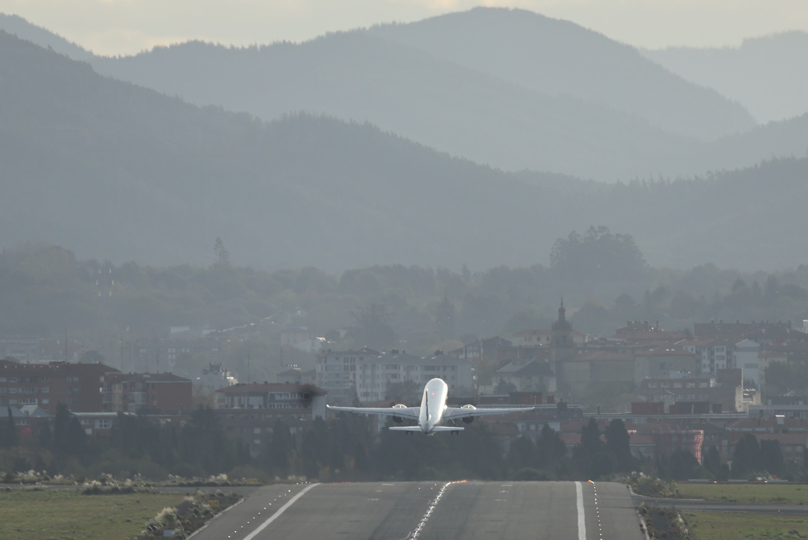 BILBAO, 24/11/2024.- Un avión despega del aeropuerto de Bilbao Loiu, Bizkaia, donde algún vuelo ha sido cancelado por las fuertes rachas de viento causadas por las condiciones meteorológicas en el norte del país. La Agencia Estatal de Meteorología (AEMET) mantiene hoy en alerta nivel naranja (riesgo importante) a Asturias, Cantabria, Castilla y León, Galicia y Navarra y, en nivel amarillo (riesgo), a Andalucía, Aragón, Canarias, Cataluña, Extremadura, País Vasco y La Rioja, por lluvias, vientos y fenómenos costeros. EFE/Luis Tejido
