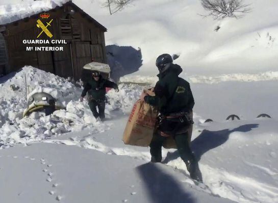 La Guardia Civil llega en helicóptero a varios pueblos de la zona lebaniega.