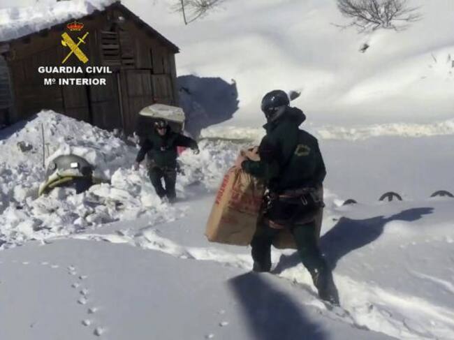 La Guardia Civil llega en helicóptero a varios pueblos de la zona lebaniega.