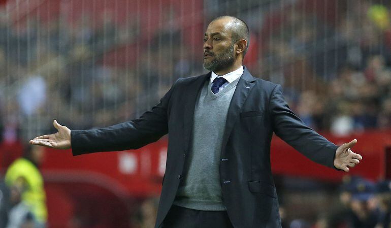 El entrenador portugués del Valencia, Nuno Espírito Santo, durante el partido de Liga en Primera División ante el Sevilla que están disputando esta noche en el estadio Sánchez Pizjuán