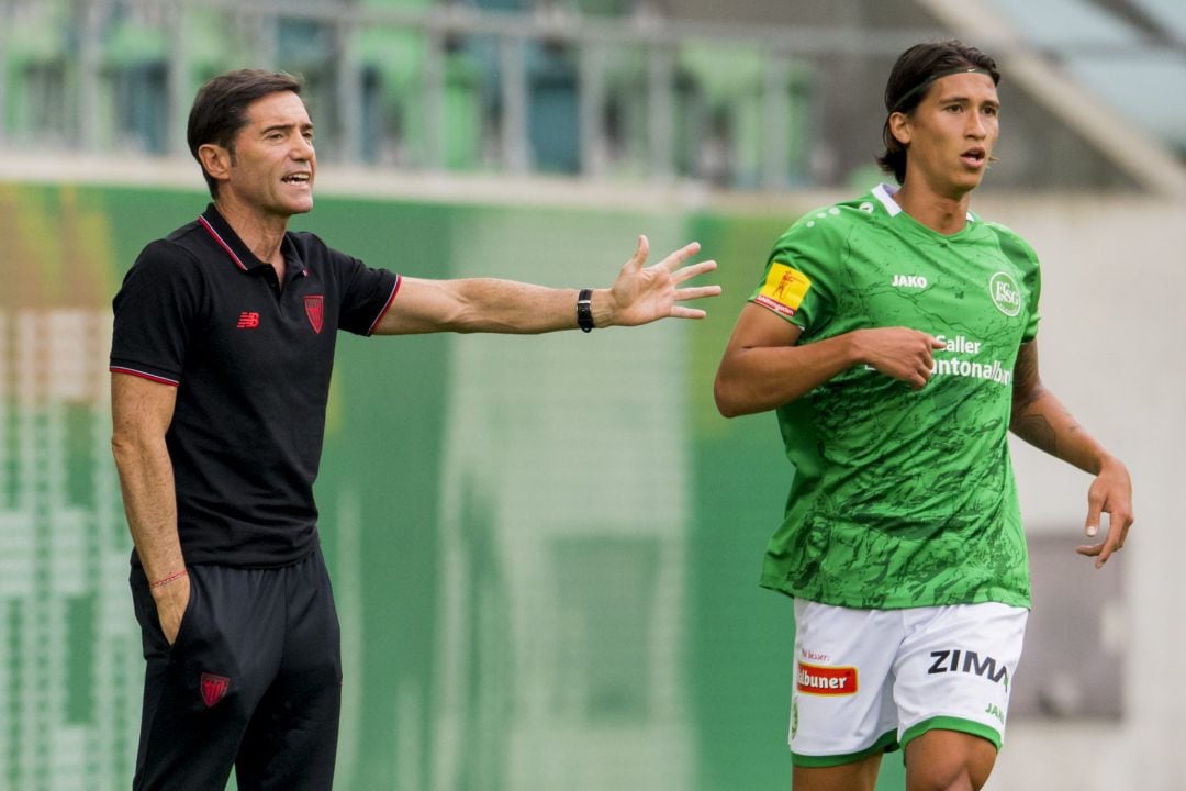 Marcelino García dando instrucciones en el primer partido de la pretemporada del Athletic