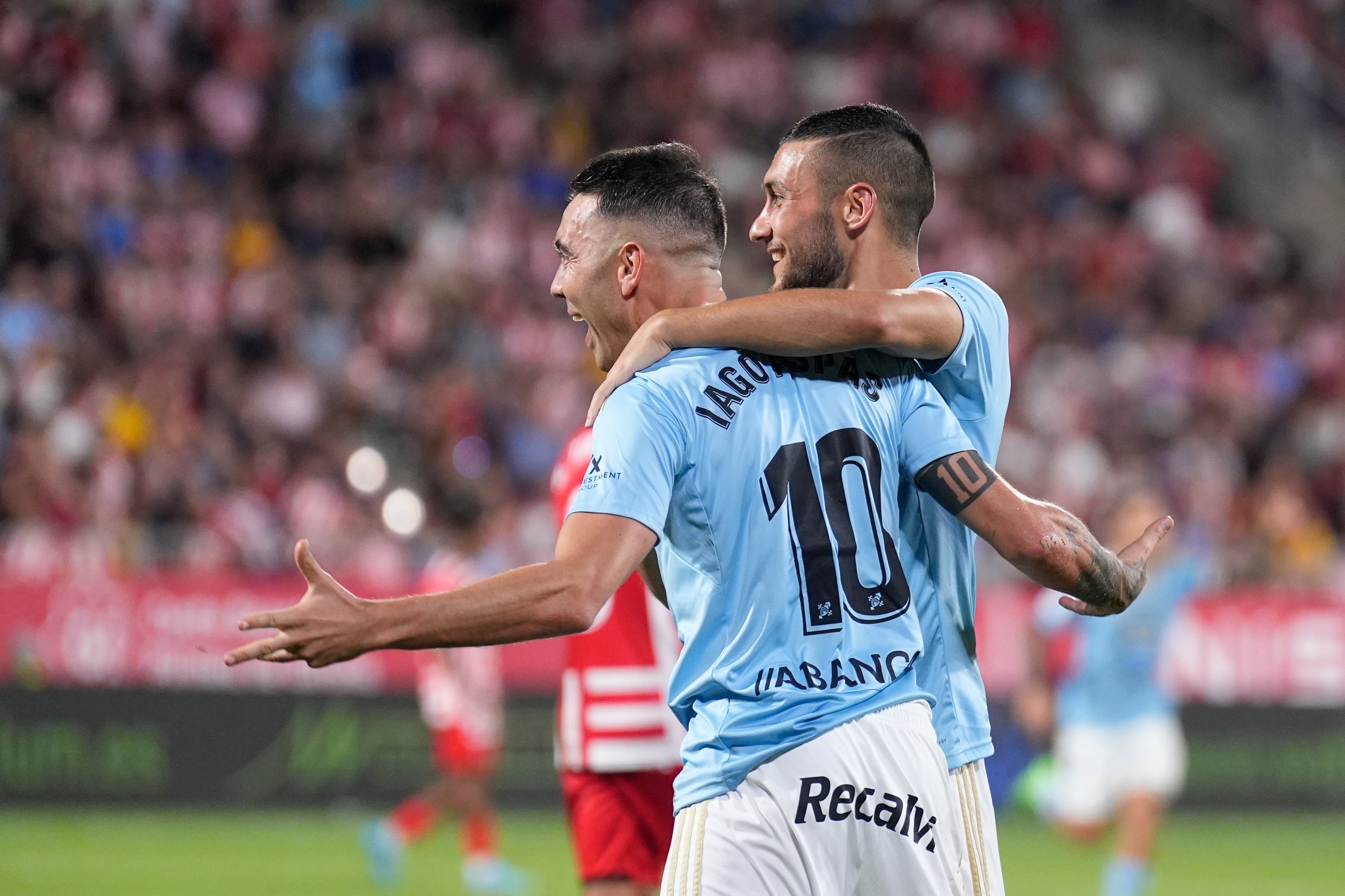 GIRONA, 26/08/2022.- El jugador del Celta de Vigo Iago Aspas (i) celebra el gol conseguido durante el partido de la tercera jornada de Liga en Primera División entre el Girona FC - RC Celta, en el estadio municipal de Montilivi. EFE/David Borrat
