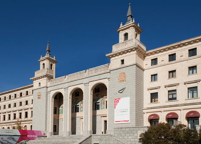 Fachada de la Universidad Isabel I en Burgos