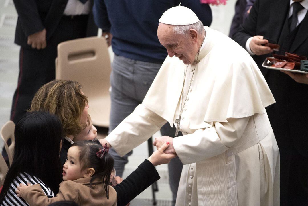 El papa Francisco saluda a los fieles durante la audiencia general de los miércoles en el Vaticano 