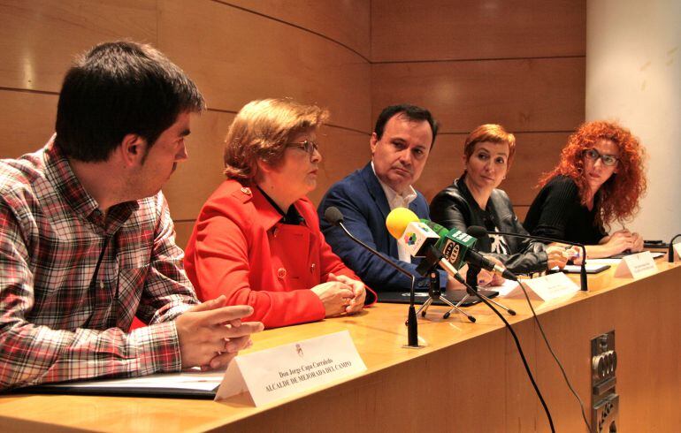 Los alcaldes de Coslada, San Fernando de Henares, Mejorada del Campo y Velilla de San Antonio junto a la presidenta de AFA