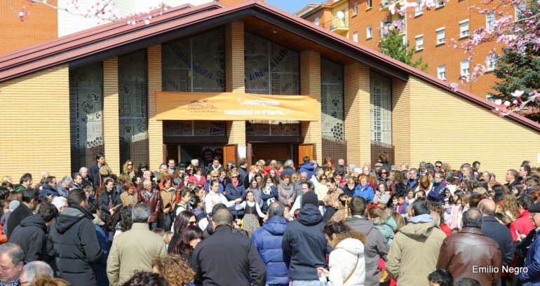 Vecinos del barrio de San Antonio participando en la jornada solidaria que promovió ayer la Parroquia de San Antonio, en Palencia