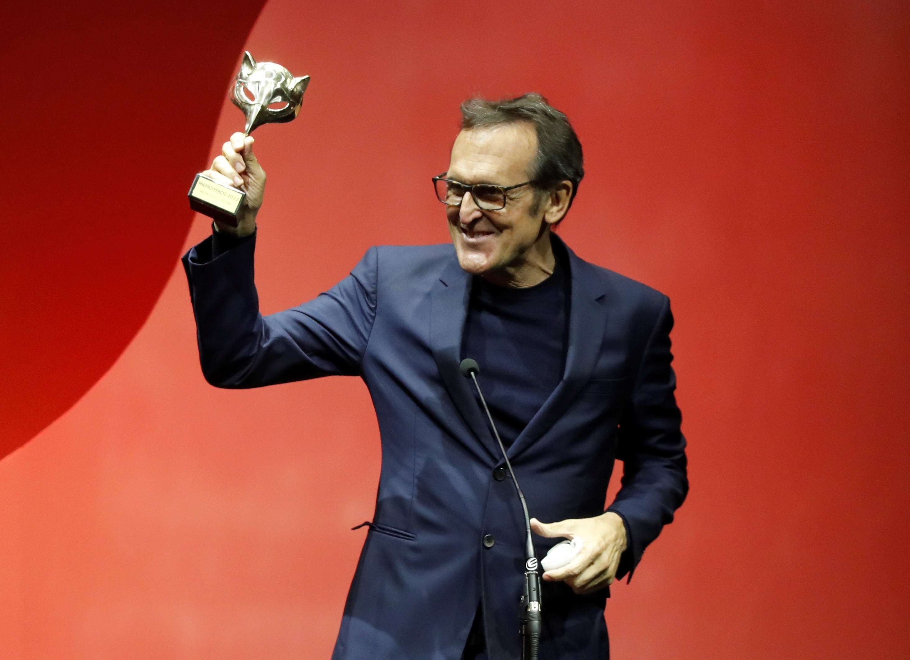 El compositor Alberto Iglesias en el instante en el que recibió el premio a la mejor música original por su trabajo en &#039;Madres Paralelas&#039; durante la gala de la 9ª edición de los Premios Feroz 2022 en Zaragoza.