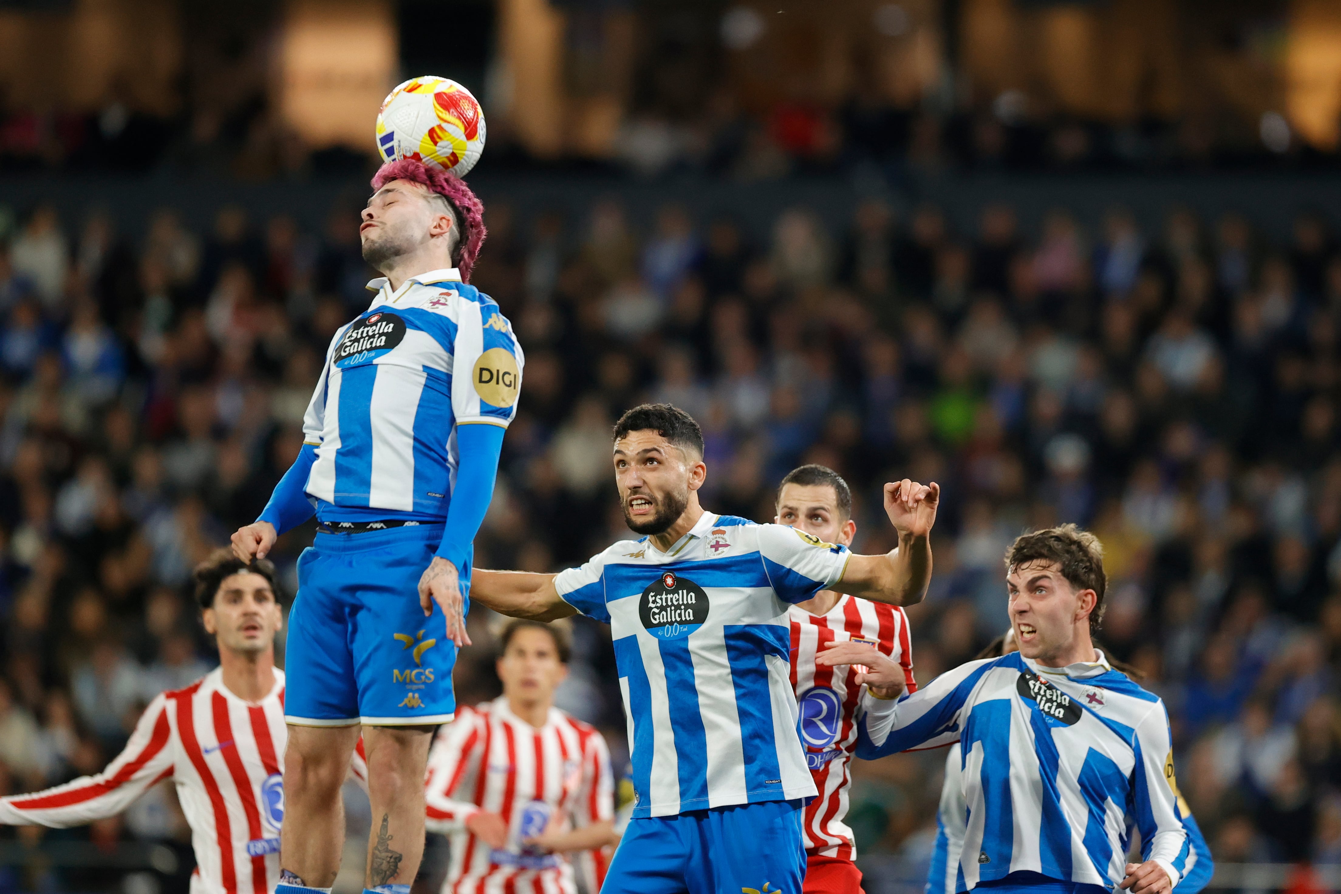 A CORUÑA , 13/01/2026.- El centrocampista del Deportivo David Mella (i) despeja un balón de cabeza durante el partido de octavos de final de la Copa del Rey entre el Deportivo de La Coruña y el Atlético de Madrid, este martes en el estadio de Riazor. EFE/ Cabalar