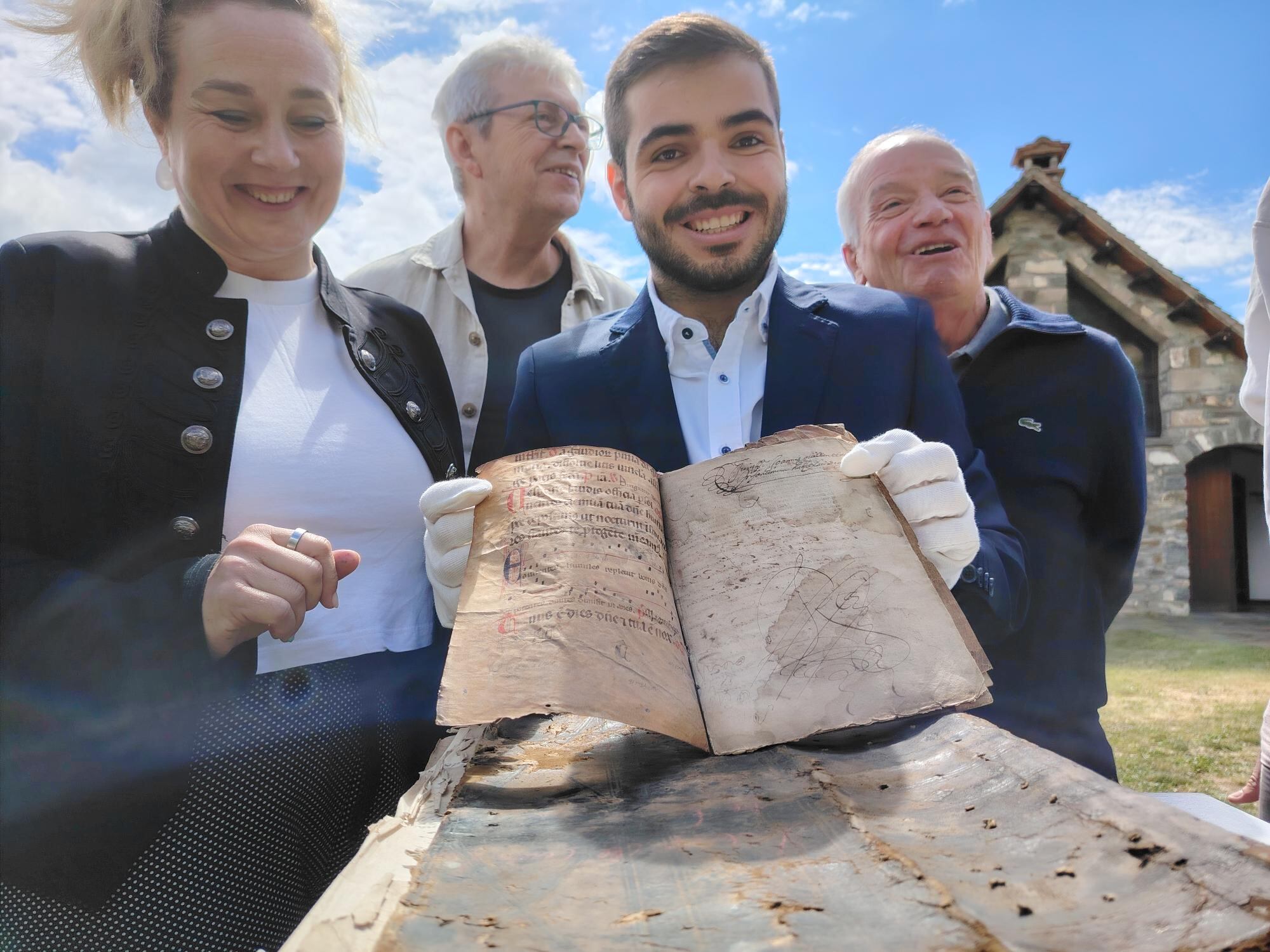 Diego Marraco, muestra uno de los documentos más antiguos que guarda el Archivo municipal de Hecho
