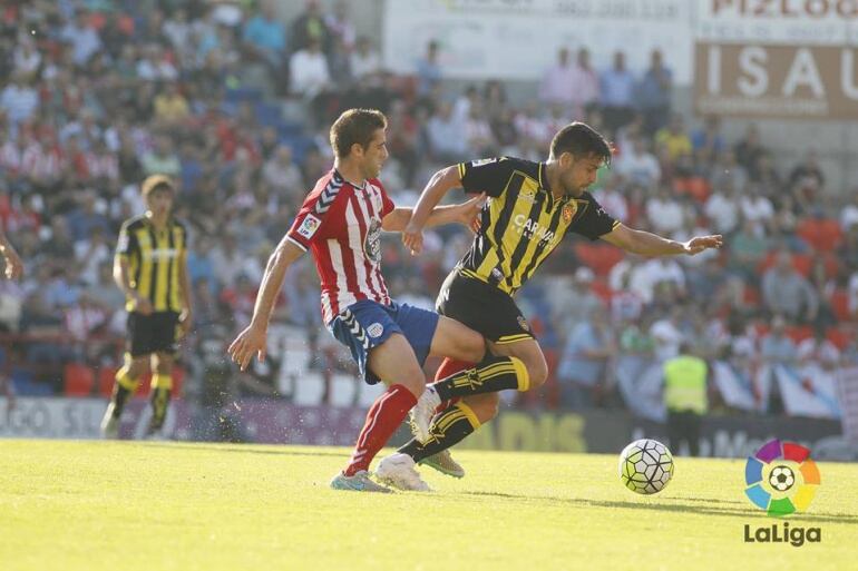 Albert Dorca pugna un balón durante el enfrentamiento contra el C.D Lugo