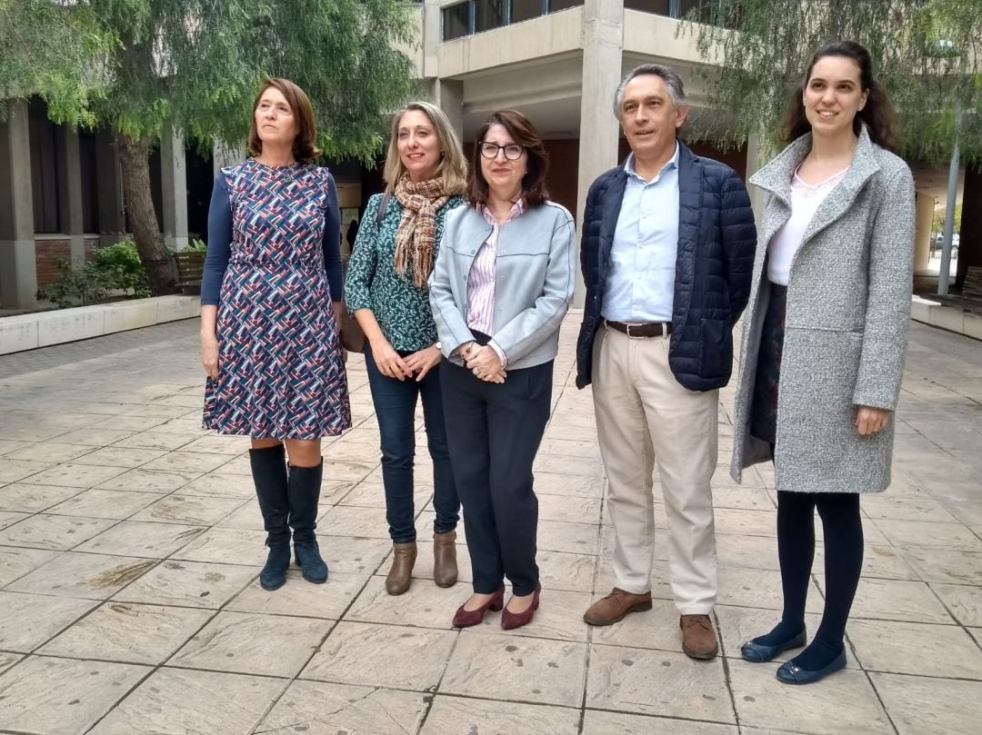 La candidata a rectora, Amparo Navarro (c), rodeada de su actual equipo en la Universidad de Alicante.