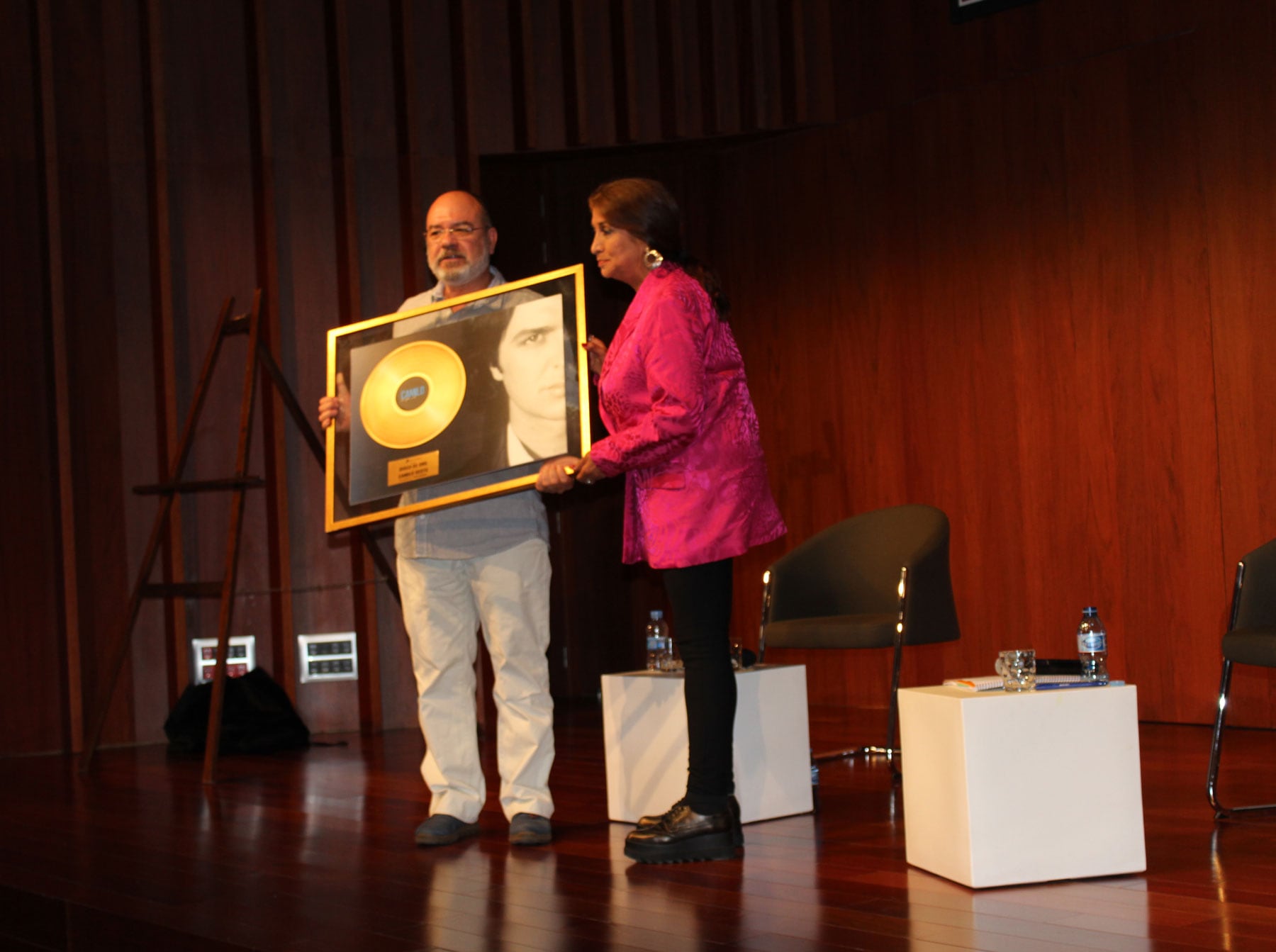 Amando Cifuentes le entrega el disco de oro a Lourdes Ornelas