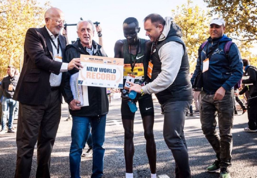 El atleta keniano Abraham Kiptum, tras batir el récord del mundo de media maratón en Valencia