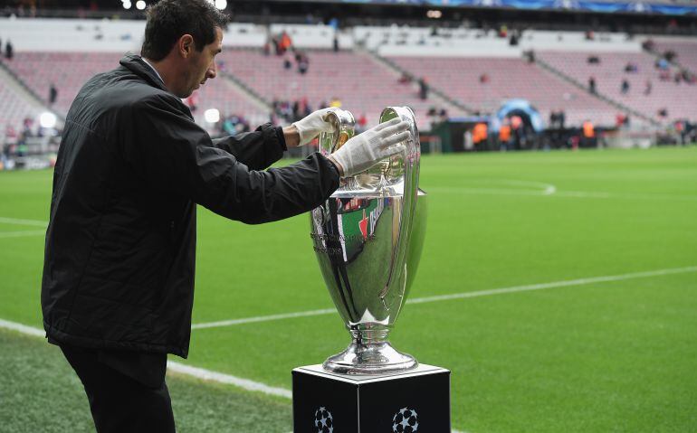El trofeo que se llevó el Real Madrid en la final de Milán.