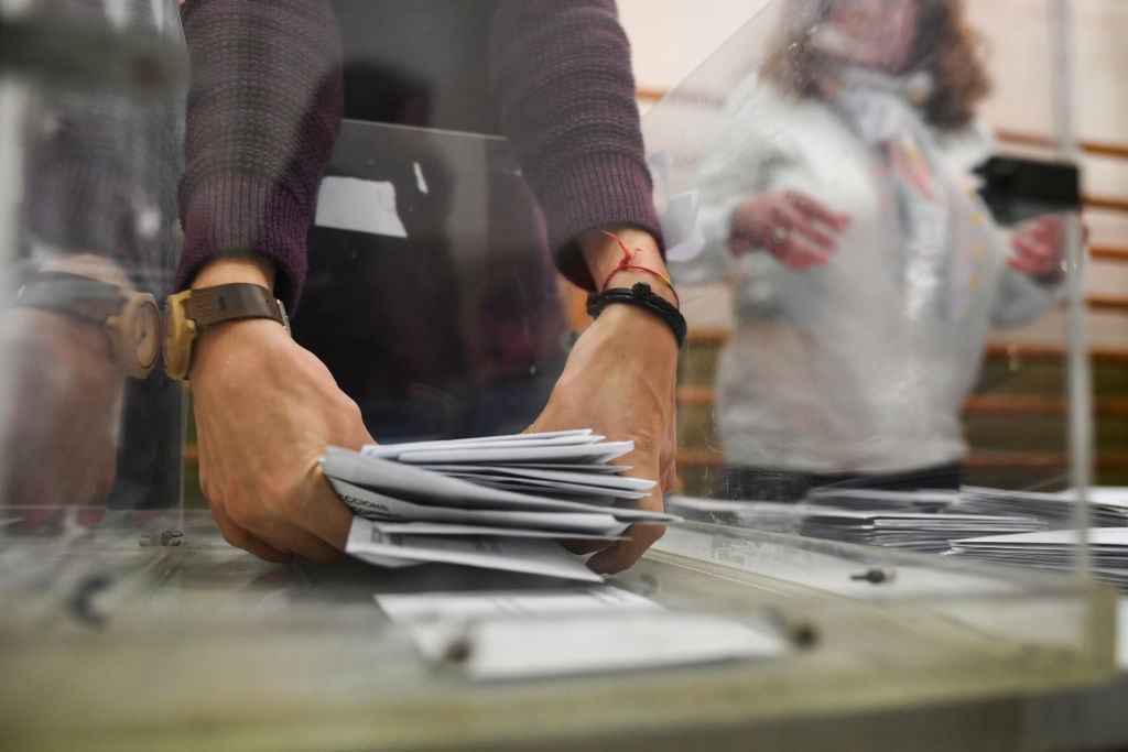 Recuento de votos en una mesa electoral.