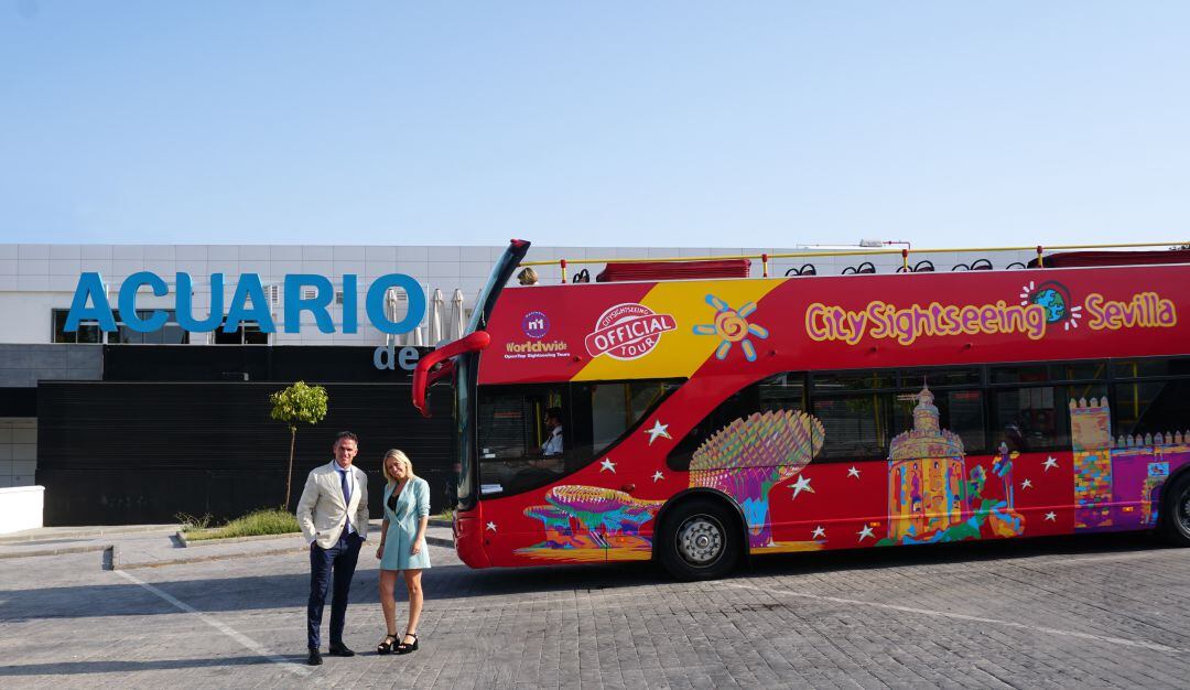 Isaac Flores y Rocío Alcázar posan tras la renovación del acuerdo entre City Sightseeing y Acuario de Sevilla