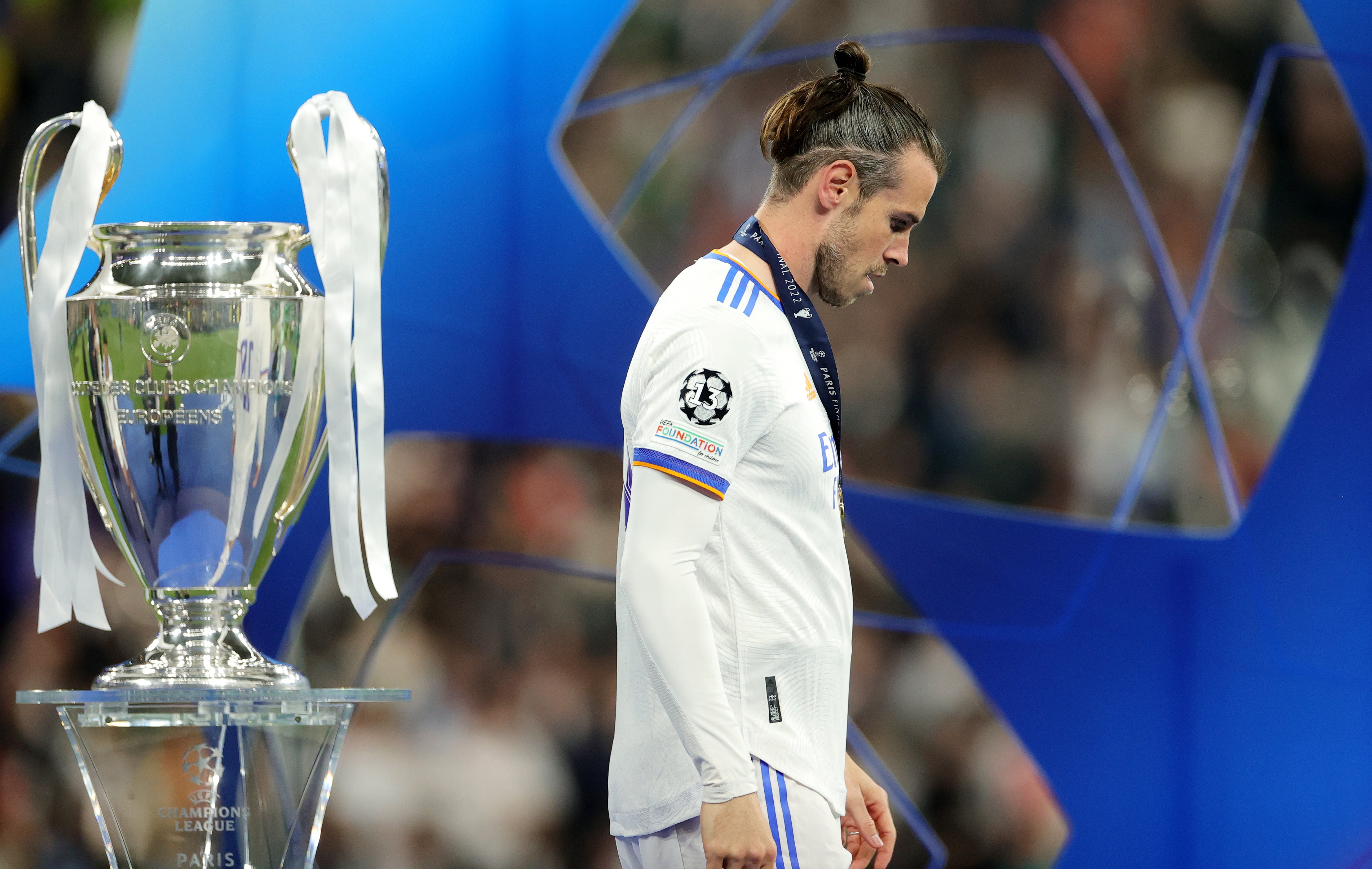 Bale, junto al trofeo de la Champions, en París: la Decimocuarta del Real Madrid y la quinta en su cuenta particular.