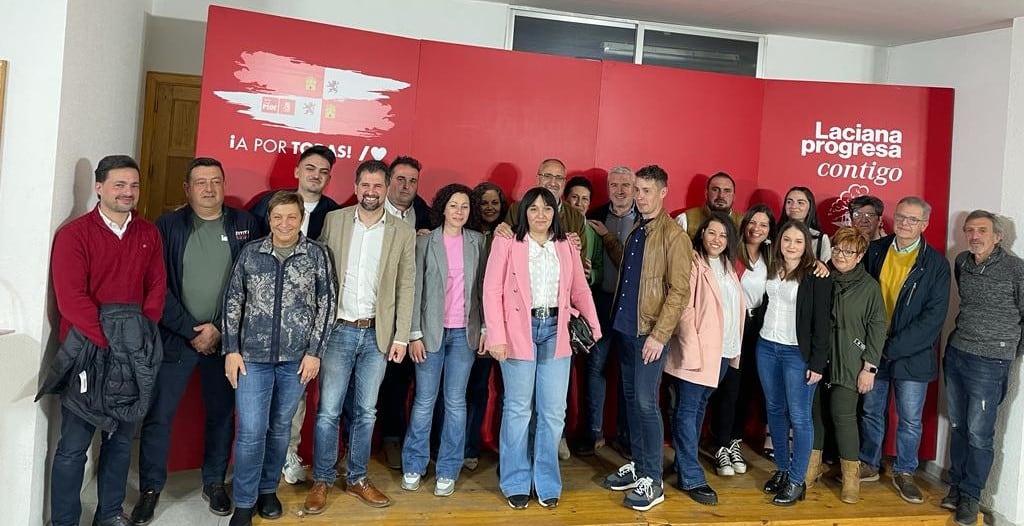 Alcaldes, concejales y responsables del PSOE en la presentación