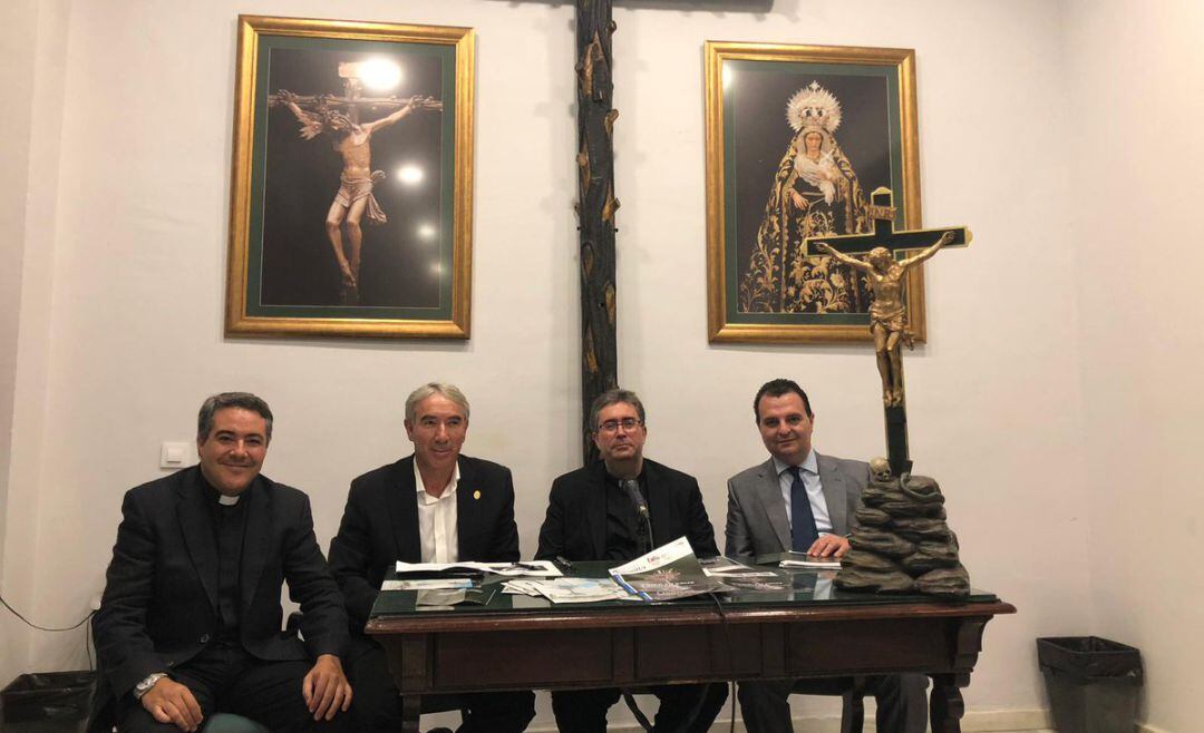 Adrián Ríos y Marcelino Manzano, delegados episcopales de Medios de Comunicación y Hermandades, en el acto celebrado este martes en la Vera+Cruz de Sevilla