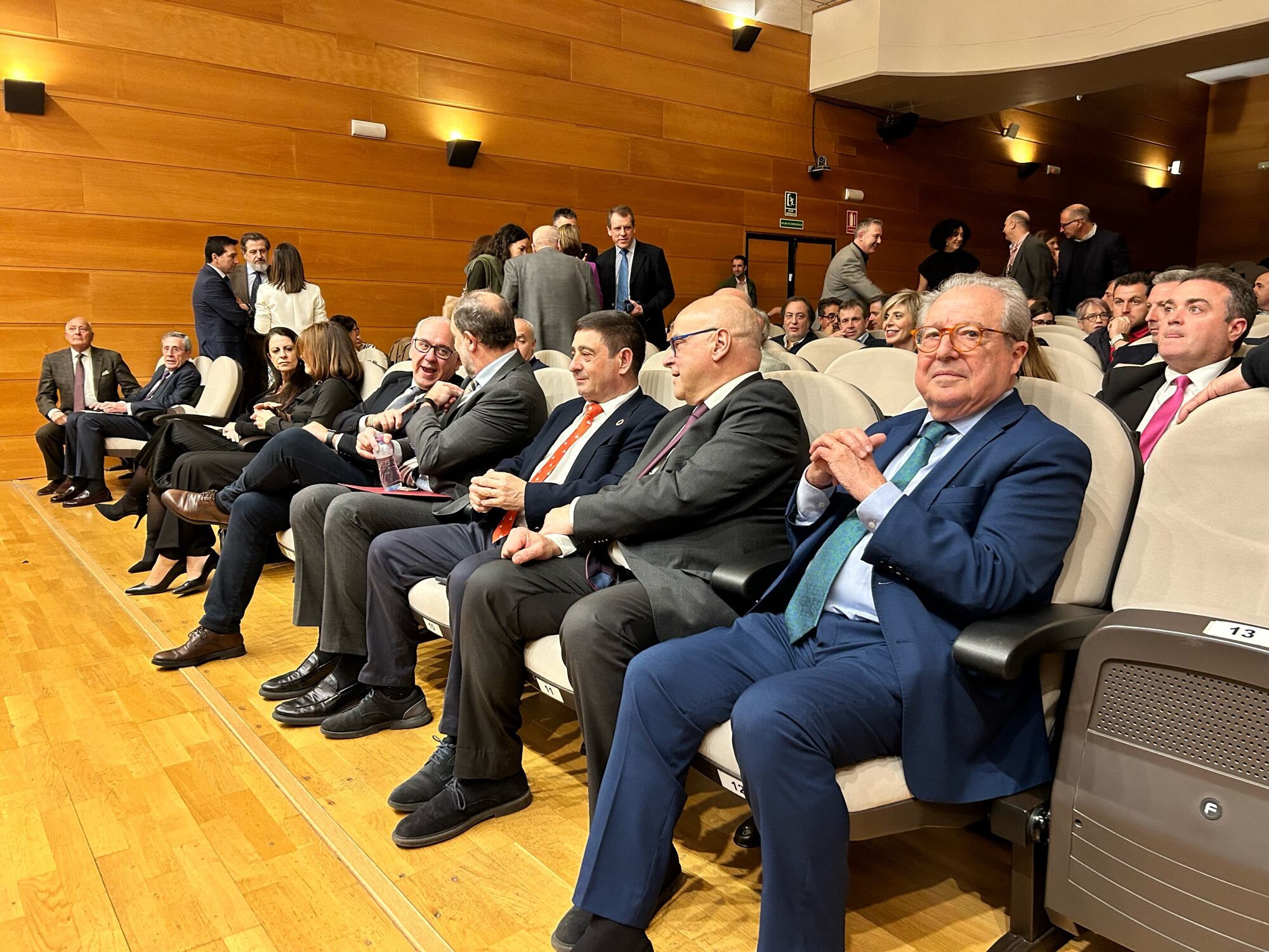 De izquierda a derecha, el delegado del gobierno, Jesús Estrella; el rector de la UJA, Nicolás Ruiz; el presidente de la Fundación Estrategias, Francisco Reyes; el subdelegado del gobierno, Manuel Fernández, y el director general de Caja Rural de Jaén, Enrique Acisclo.