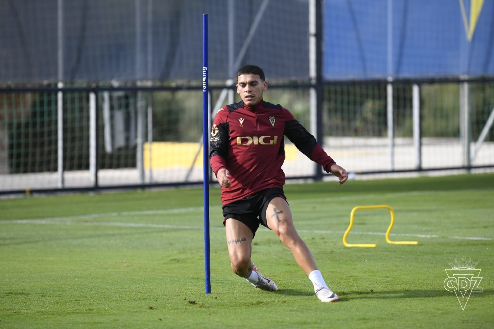 Brian Ocampo entrena con el Cádiz CF