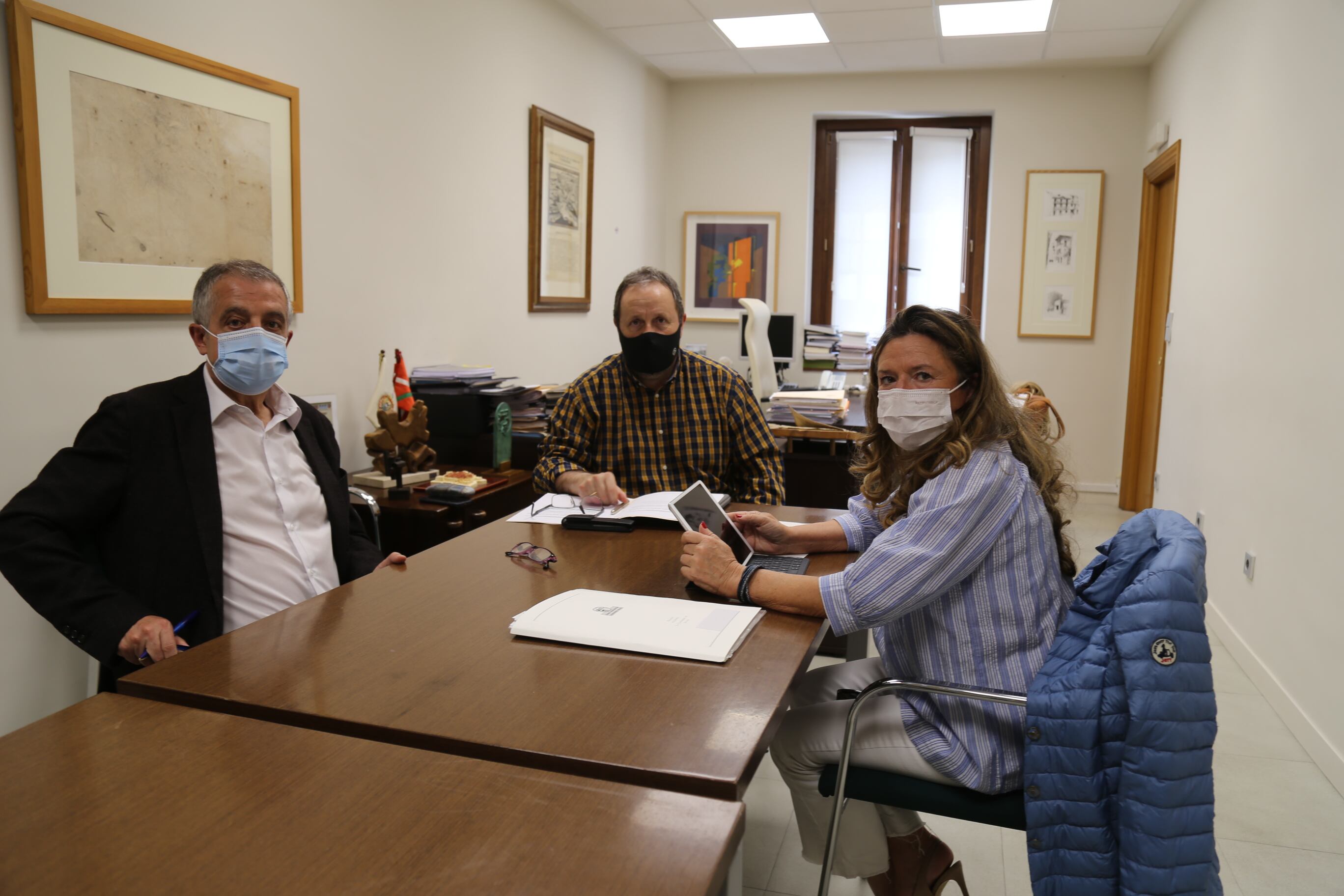 El alcalde Txomin Sagarzazu se reúne con la consejera Gotzone Sagardui / Foto: Ayuntamiento de Hondarribia