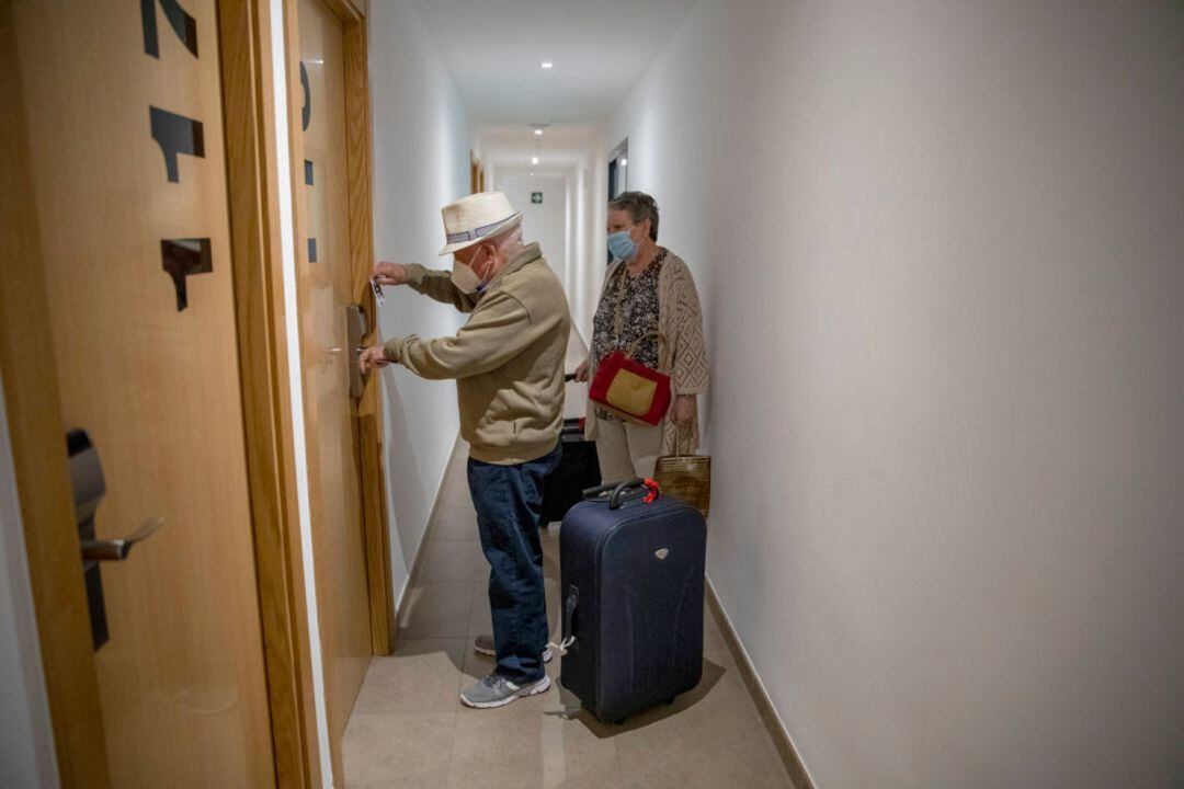 Dos turistas llegan a un hotel de Benidorm