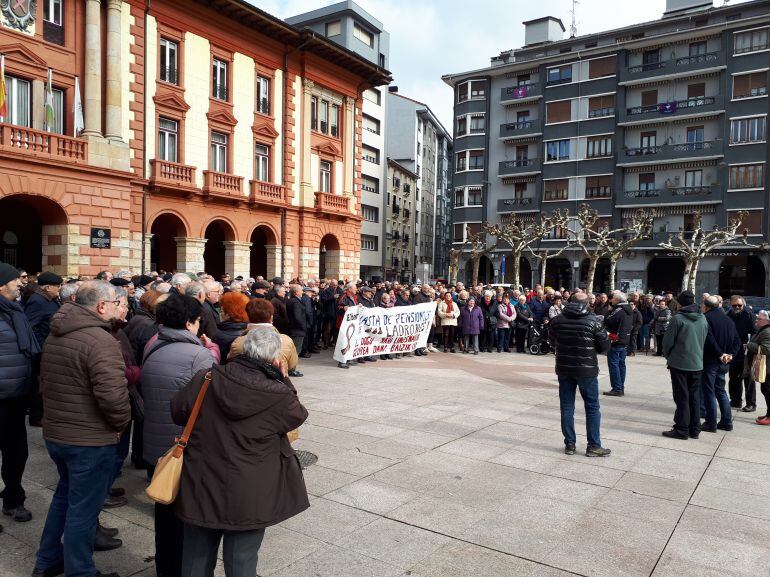 Imagen de una de las concentraciones que los jubilados y pensionistas de Eibar celebran cada lunes
