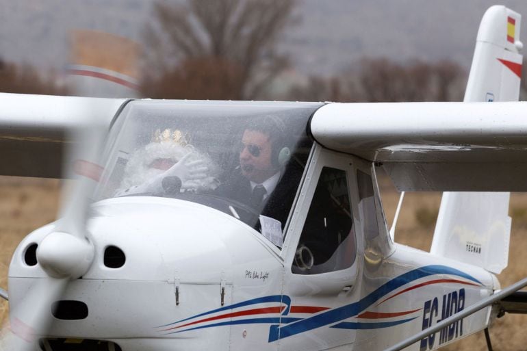 Imagen de archivo del Rey Mago Melchor aterrizando en el Aeródromo &quot;Valle Amblés&quot;, de Salobral