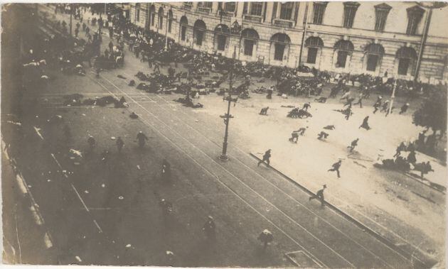 La policía carga contra los manifestantes en las calles de Moscú en julio de 1917