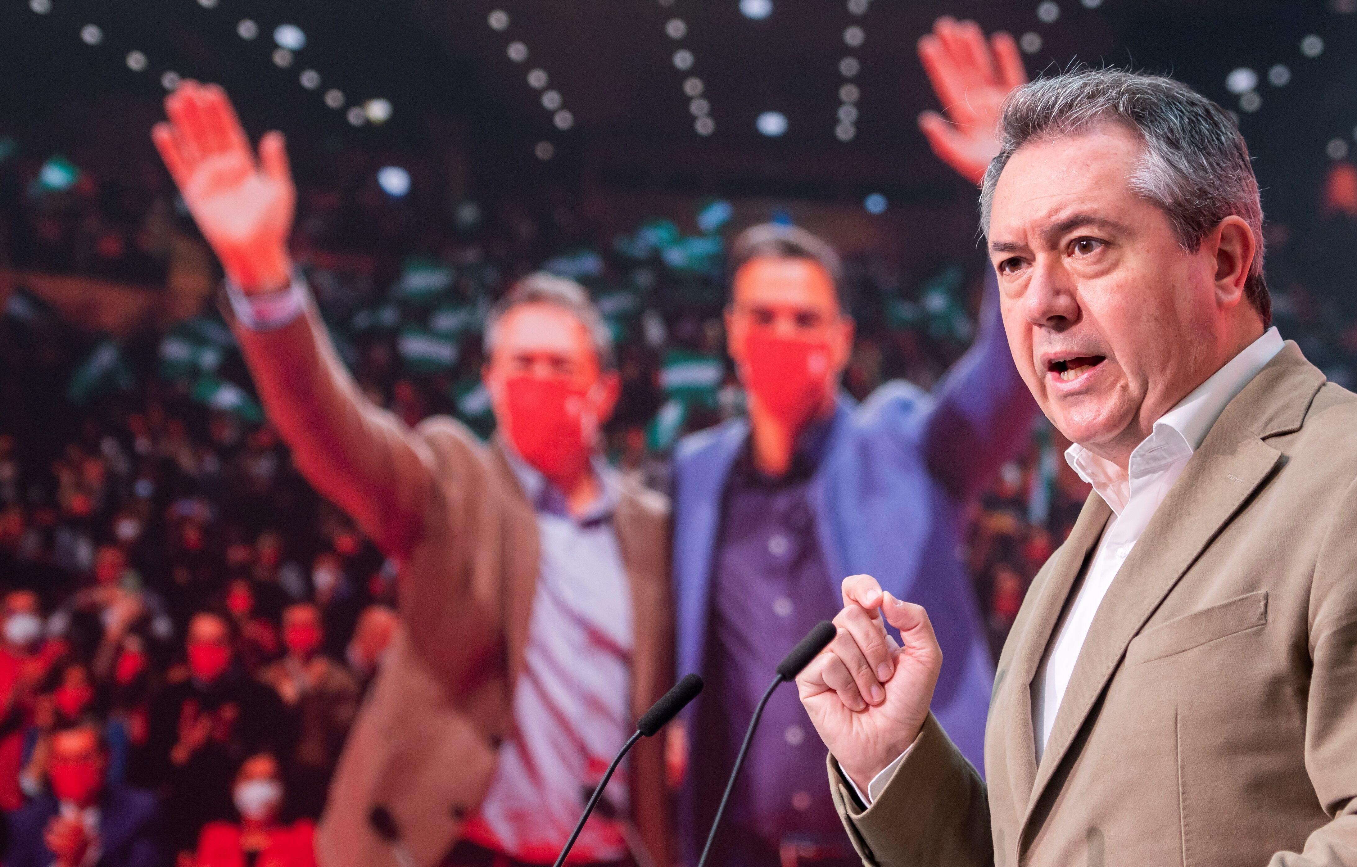 El secretario general del PSOE de Andalucía, Juan Espadas, durante la rueda de prensa que ha ofrecido esta pasada semana en la sede regional del partido en Sevilla. EFE/ Raúl Caro.