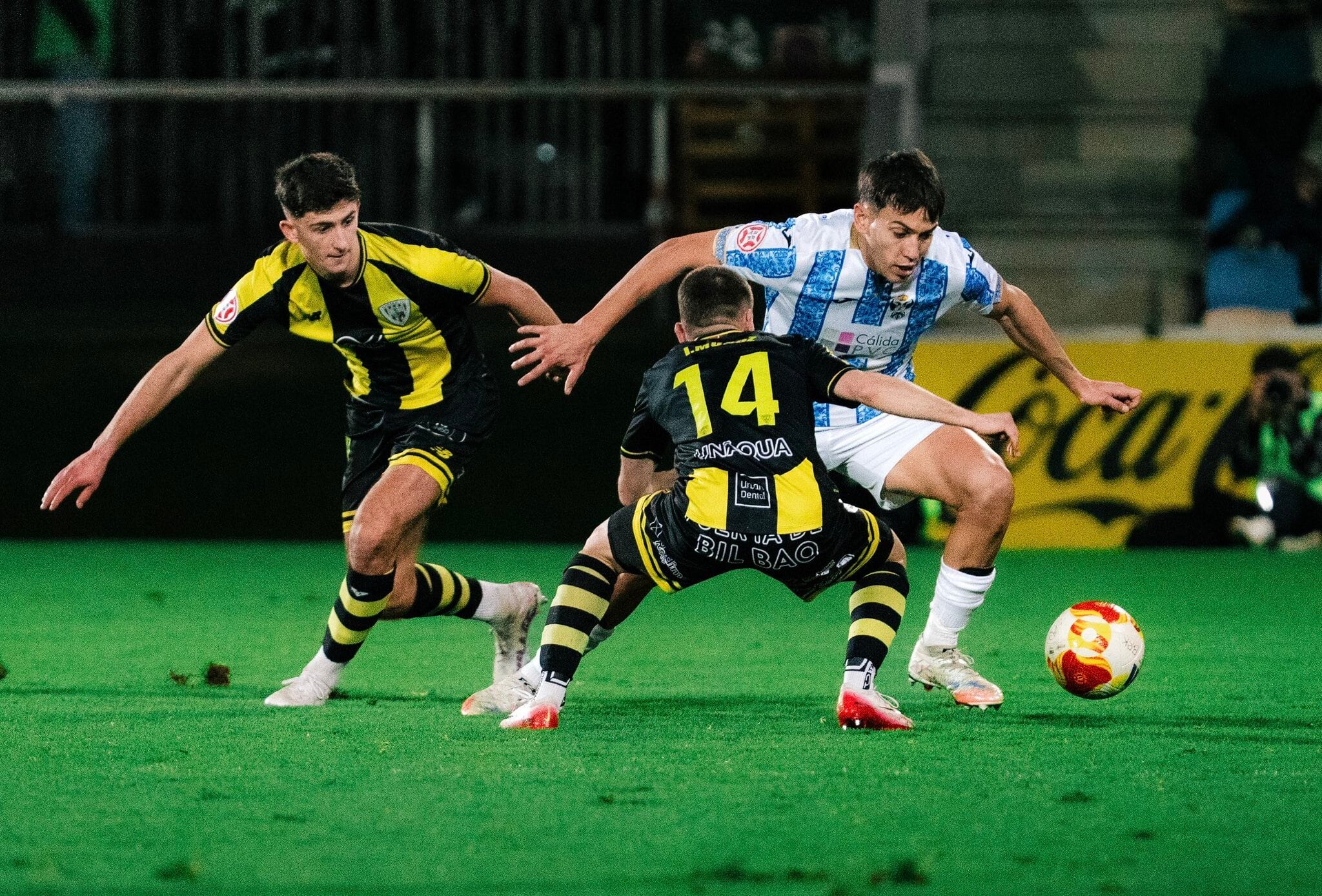 Aleix Roig frente a jugadores del Barakaldo