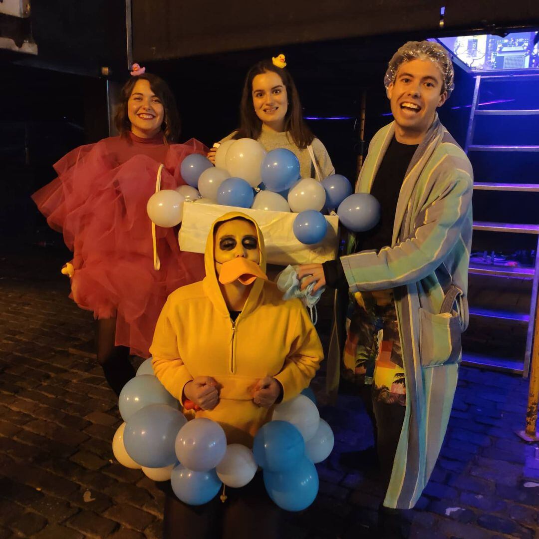 Mejor disfraz joven grupal a "La hora del baño"