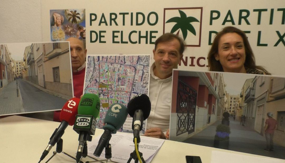 Jesús Pareja con la propuesta del Partido de Elche para el barrio de El Raval