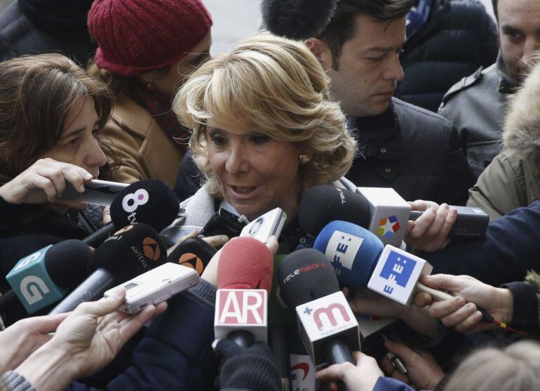 GRA010. MADRID, 20/01/2015.- La presidenta del PP de Madrid, Esperanza Aguirre, a su llegada hoy a los juzgados para participar en un acto de conciliación convocado a raíz de la querella de Podemos contra la dirigente popular por sus declaraciones sobre el apoyo de la formación a ETA y al castrismo, ha asegurado en que Podemos quiere acallarla, amedrentarla y amenazarla con la exigencia de que pague 100.000 euros a través de una querella interpuesta contra ella por la que hoy mantiene un acto de conciliación con dirigentes de este partido. EFE/J. J. Guillén