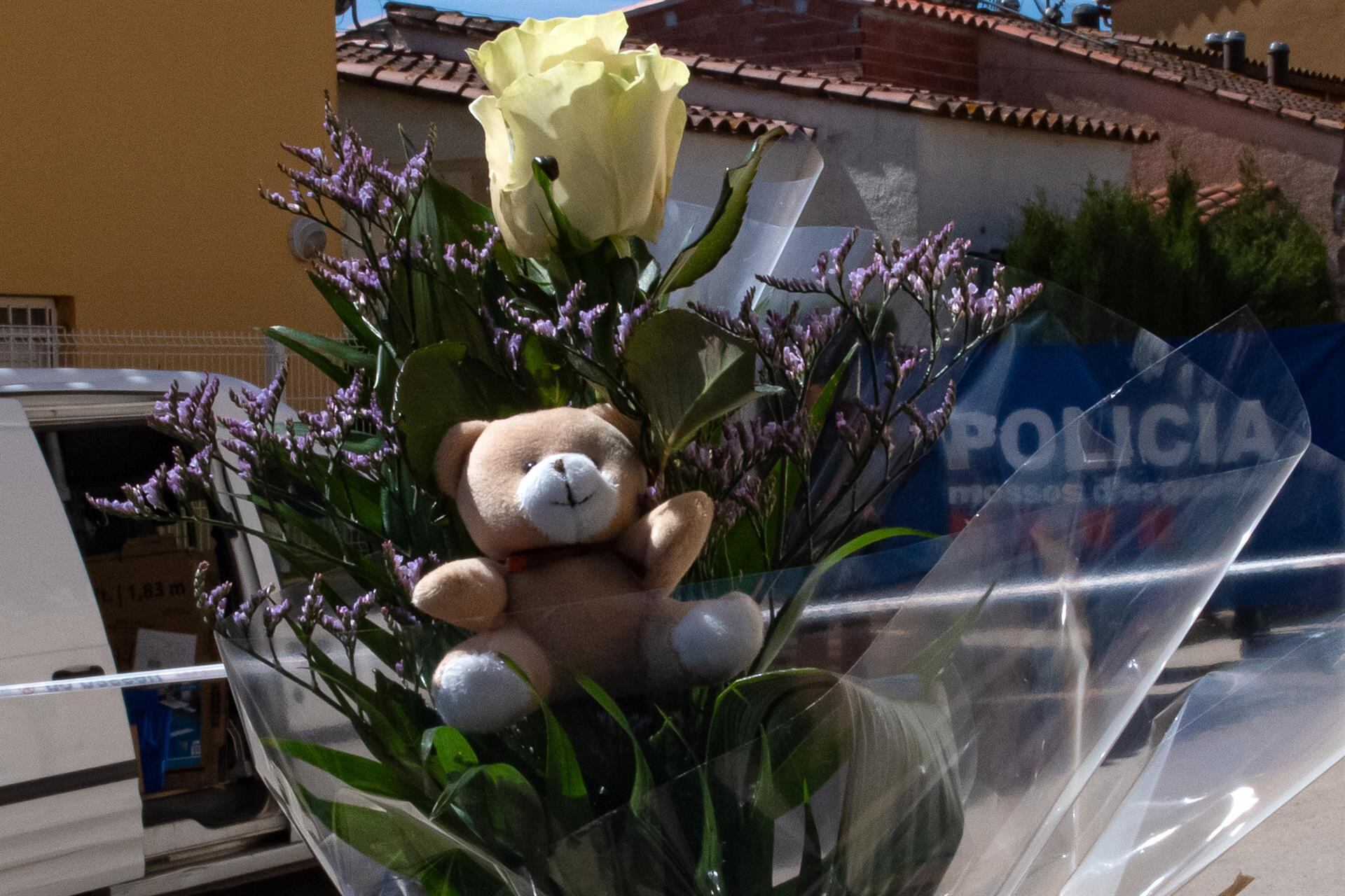 Una persona lleva un ramo de flores y un peluche al lugar de los hechos, a 3 de abril de 2024, en Bellcaire d&#039;Empordà, Girona, Catalunya, (España)