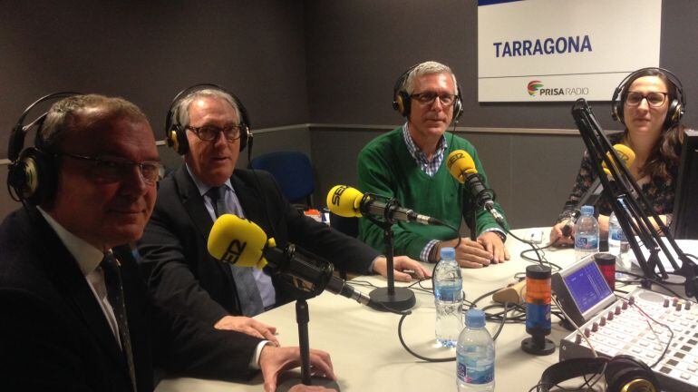Els alcaldes de Reus, Carles Pellicer (esquerra), Vila-seca, Josep Poblet (centre) i de Tarragona, Josep Fèlix Ballesteros (dreta), amb la directora del Balcó, Carla Turró.