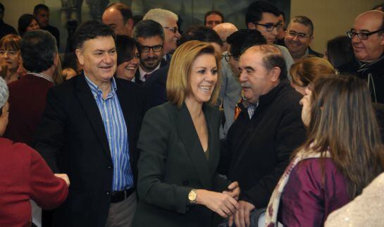 -La secretaria general del PP , María Dolores de Cospedal (c), seguida del presidente provincial, Francisco Vázquez (i), saluda a los asistentes al acto con alcaldes de su formación en la provincia de Segovia.