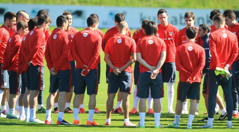 GRA269. LEZAMA (BIZKAIA), 05/03/2015.- Los jugadores del Athletic Club durante el entrenamiento realizado hoy en las instalaciones de Lezama, tras ganar el partido de semifinales de la Copa del Rey ante el Espanyol de Barcelona, y clasificarse para la final. EFE/Luis Tejido