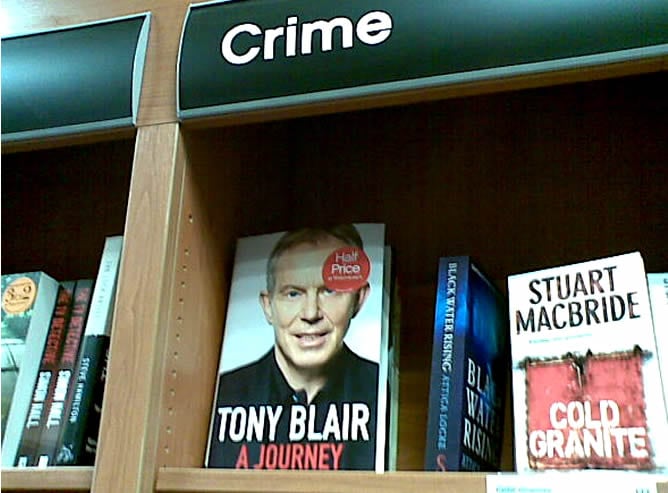 Foto del grupo de Facebook &#039;Subversively move Tony Blair&#039;s memoirs to the crime section in book shops&#039; (algo así como &#039;Subversivo traslado de las memorias de Tony Blair a la sección de Novela negra de las librerías&#039;)