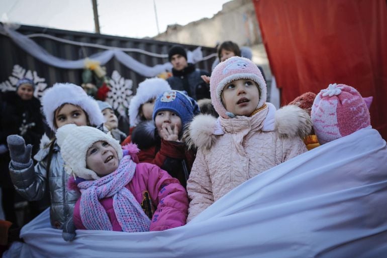 RPI06 KIEV (UCRANIA), 30/12/2014.- Fotografía facilitada hoy, 30 de diciembre de 2014, que muestra a varios niños jugando durante las celebraciones de Año Nuevo para desplazados internos del este de Ucrania y Crimea, en el centro de distribución de ayuda humanitaria en Kiev, Ucrania, el 29 de diciembre de 2014. Unicef ha denunciado que el conflicto ha afectado a más de 1,7 millones de niños y que de los 555.000 desplazados internos, al menos 130.000 son menores de edad. EFE/ROMAN PILIPEY