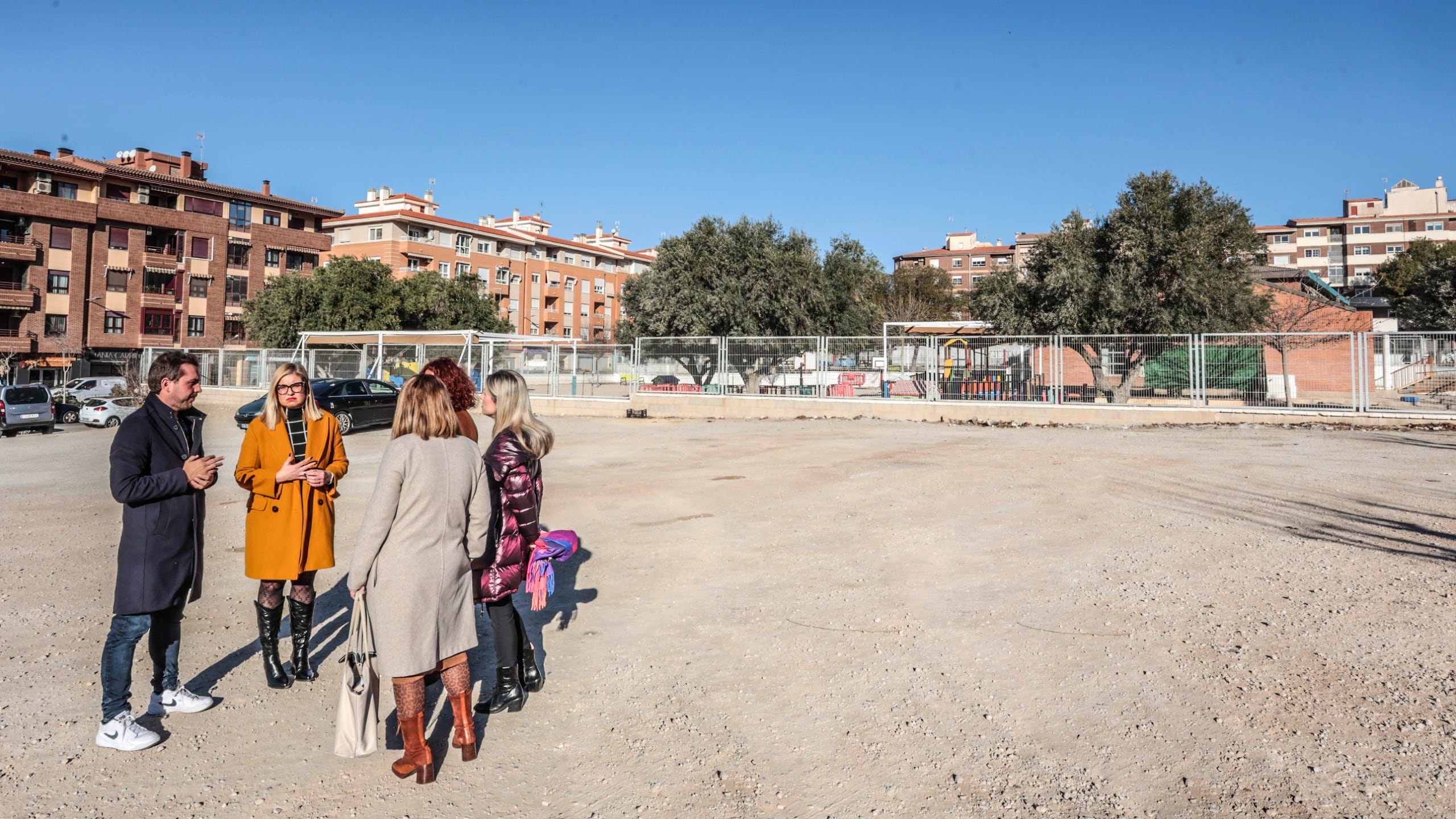 La alcaldesa de Petrer, Irene Navarro, junto a miembros de la corporación municipal y la dirección del centro, visitan el terreno en el que se ampliará el colegio Virrey Poveda