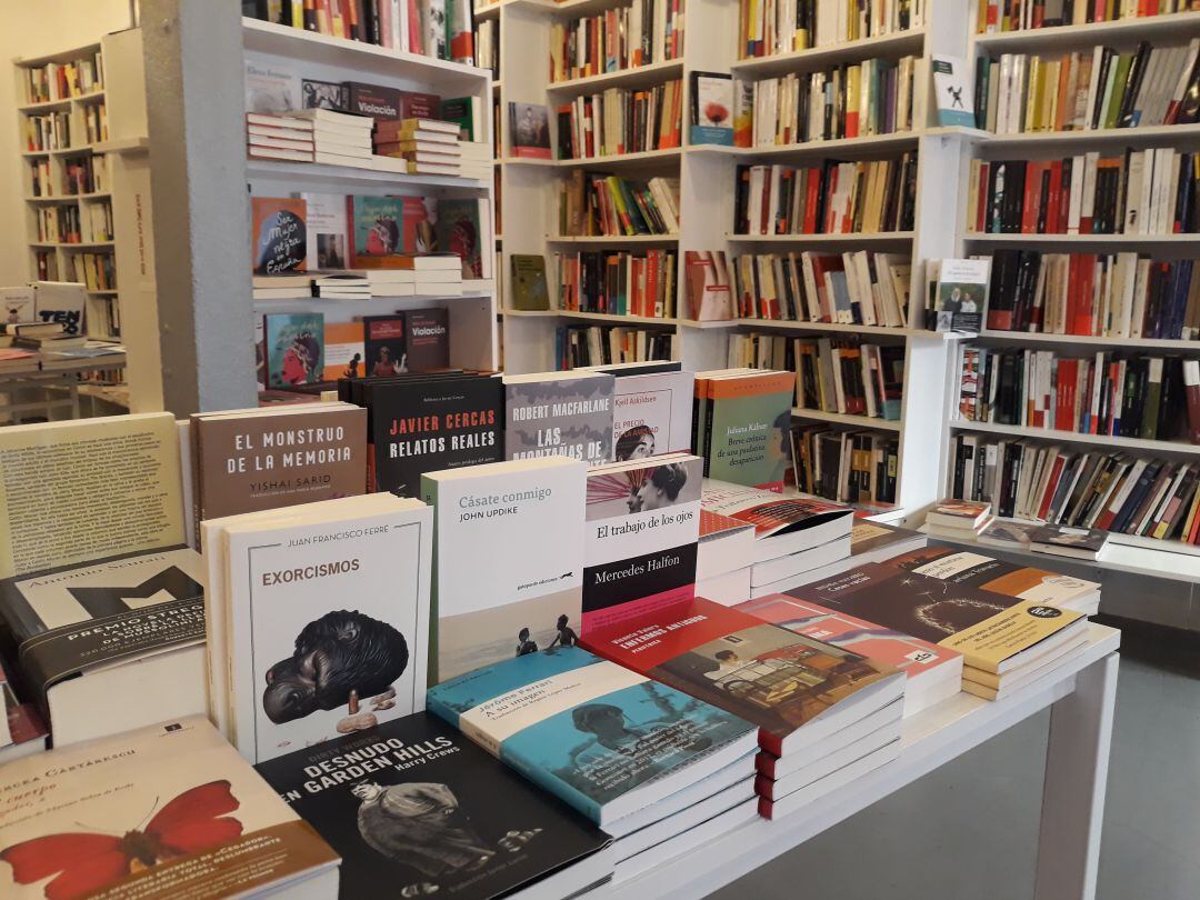 Los pequeños libreros confían en la vuelta de los lectores, el trato personal recomendando obras e iniciativas más intimistas con los escritores para mantener el pulso