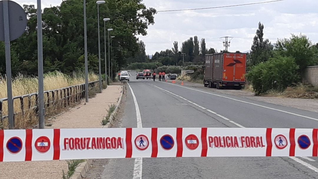 Lugar acordonado con el vehículo en el que se produjo el apuñalamiento